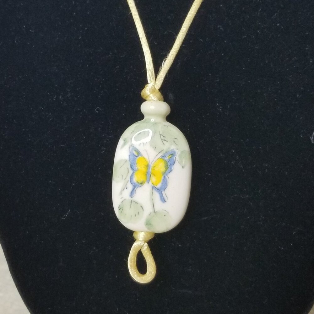 Vintage 1979 Avon "Tender Butterfly" Pendant Necklace - Picture 2 of 5